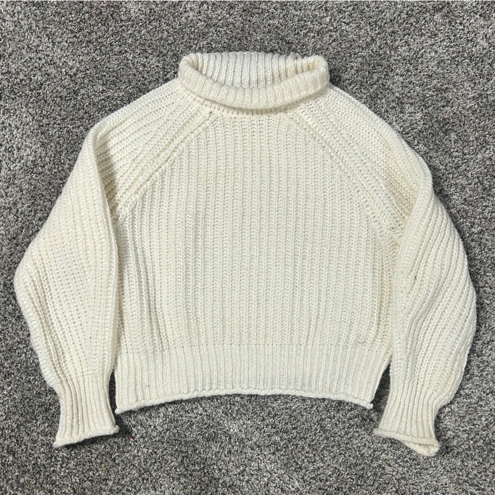 White fuzzy turtle neck sweater♥️